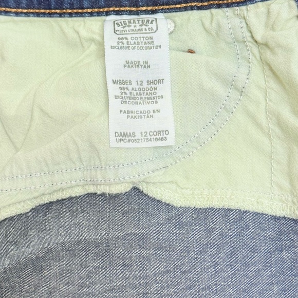 Levi Signature Women’s Blue Distressed Stretch Lace Shorts. Size 8 - Picture 5 of 5